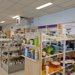 Winkelvloer met stellingen vol huishoudelijke artikelen, servies, benodigdheden en decoratieartikelen