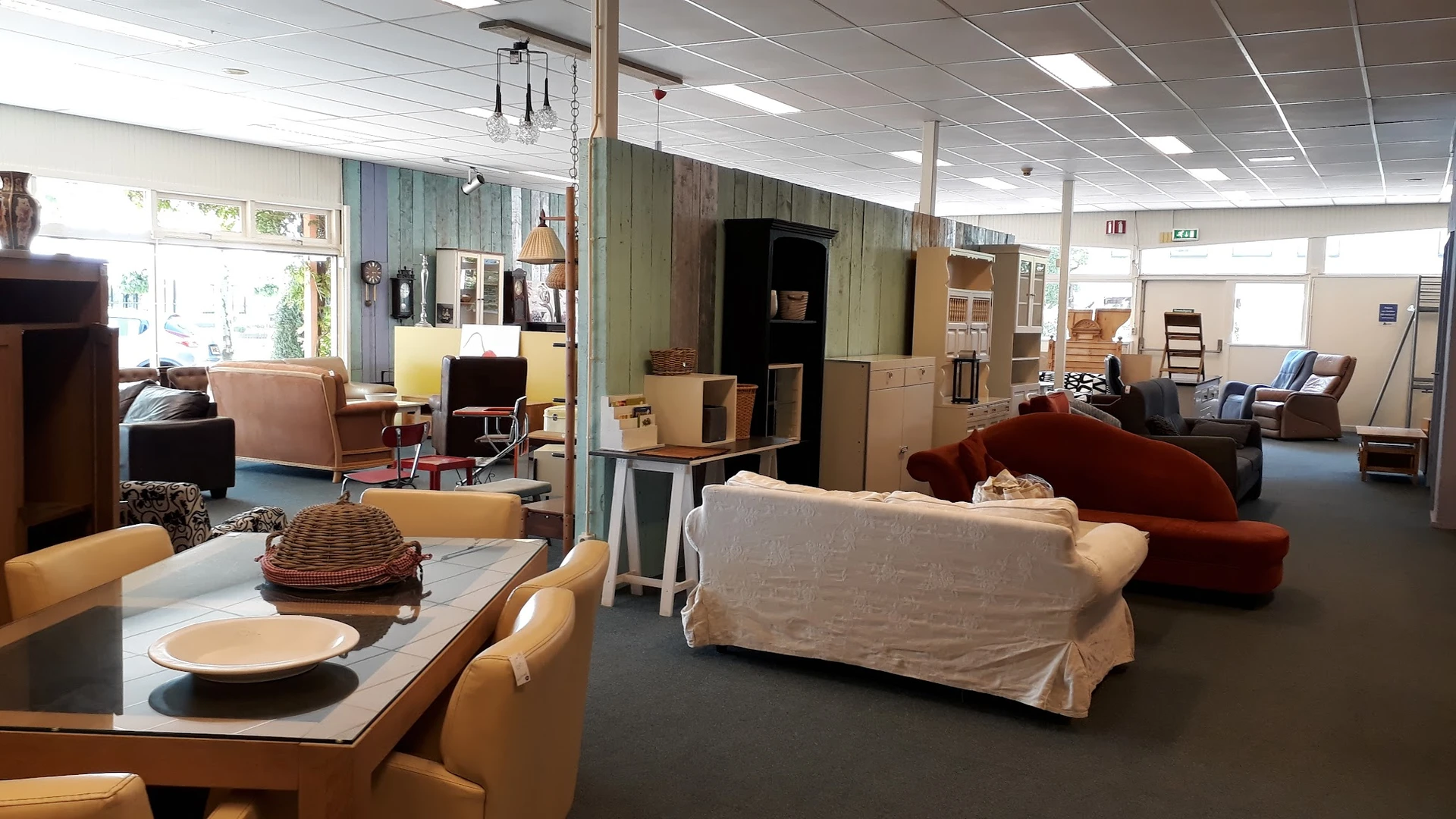 Winkelvloer met meubels, stoelen, kasten en huishoudartikelen in verschillende afdelingen