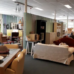 Winkelvloer met meubels, stoelen, kasten en huishoudartikelen in verschillende afdelingen