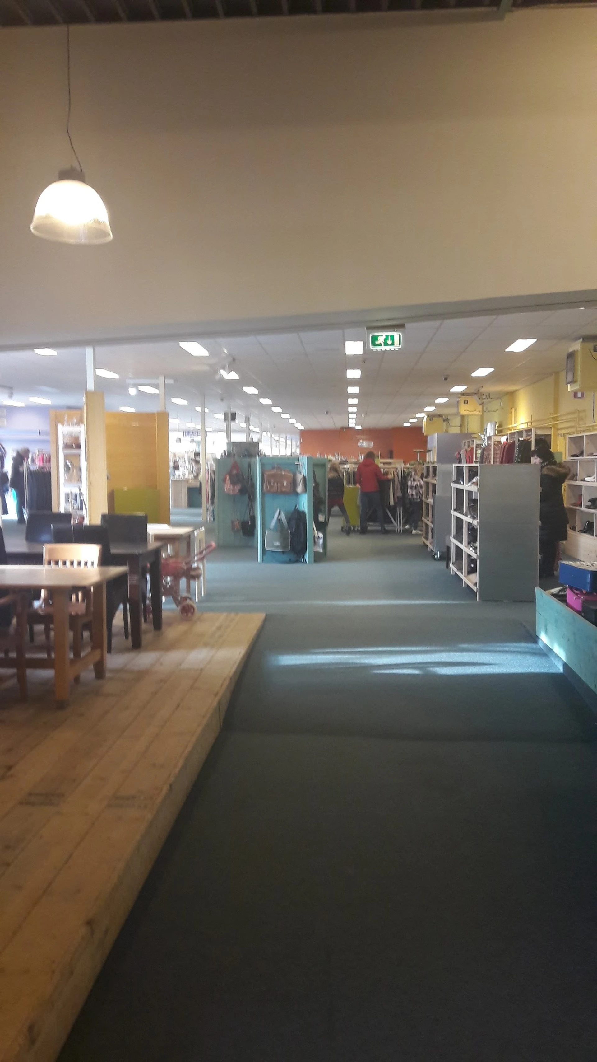 Kringloopwarenhuis Het Goed Emmeloord in Emmeloord met tweedehands boeken, huishoudelijke apparaten en jassen