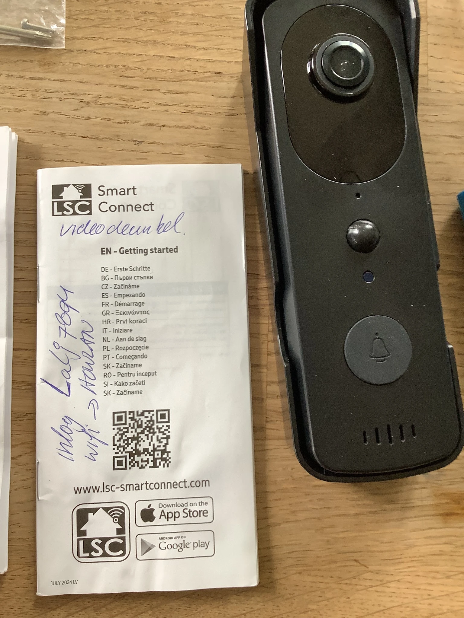 Zwarte afstandsbediening en instructiekaart LSC Smart Connect in meerdere talen