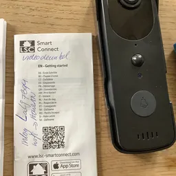 Zwarte afstandsbediening en instructiekaart LSC Smart Connect in meerdere talen