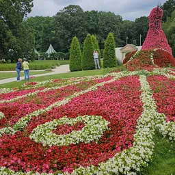 Bloementuin met rode en witte bloemen in een park