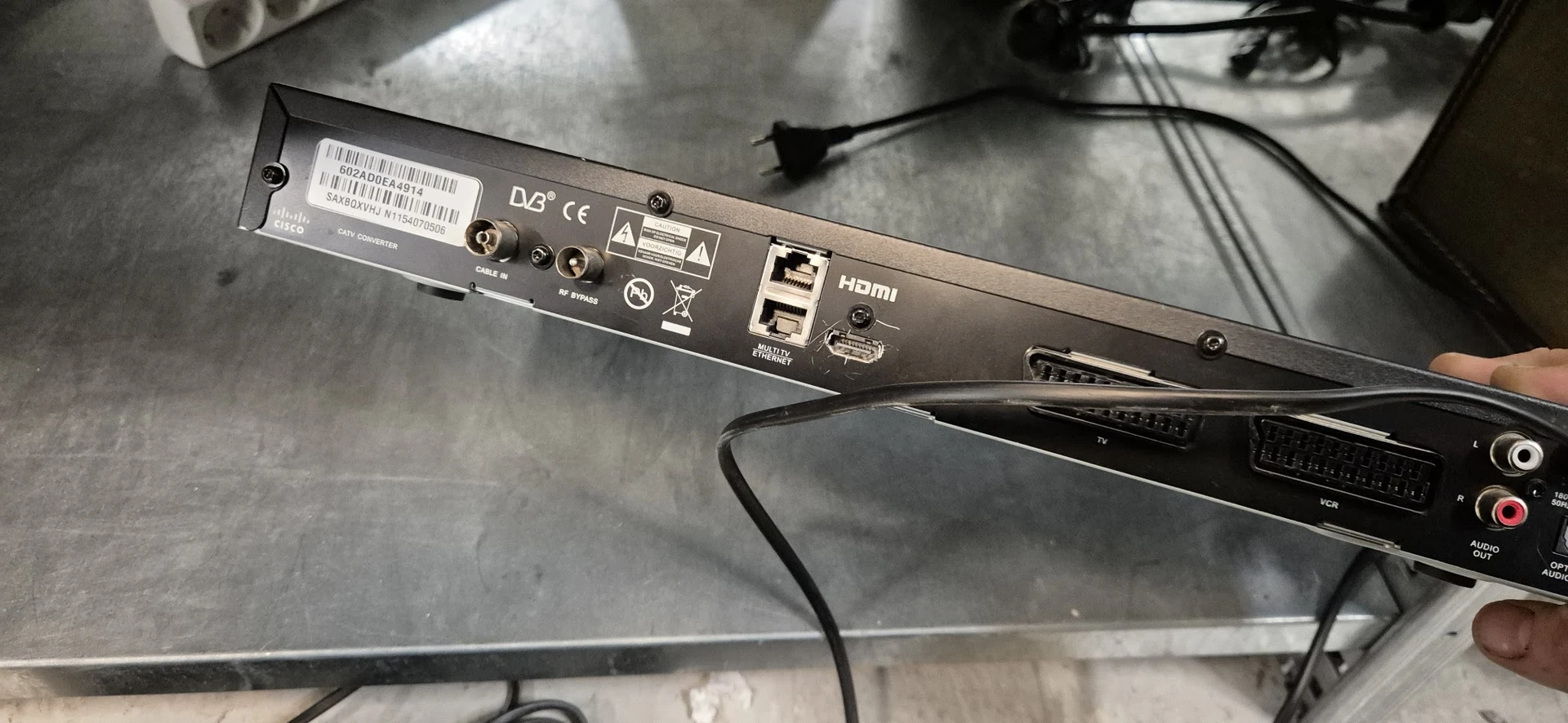 Close-up van de achterkant van een DVB-ontvanger met aansluitingen en HDMI-poort