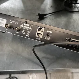 Close-up van de achterkant van een DVB-ontvanger met aansluitingen en HDMI-poort