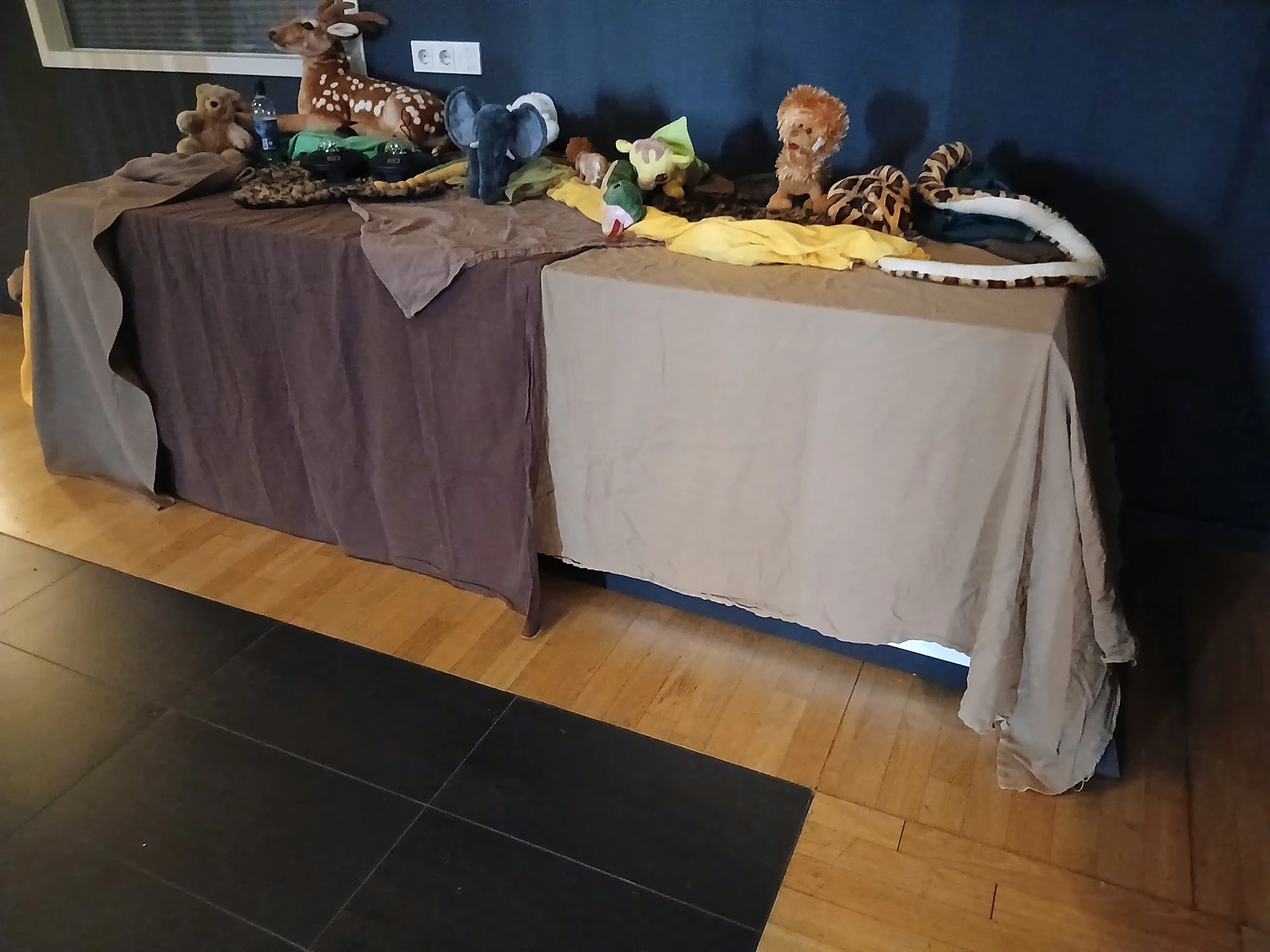 Tafels met uiteenlopend tweedehands speelgoed en decoratieve items uitgestald