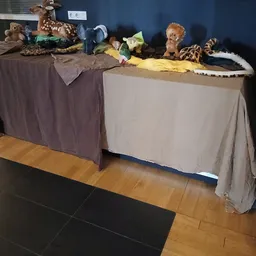 Tafels met uiteenlopend tweedehands speelgoed en decoratieve items uitgestald