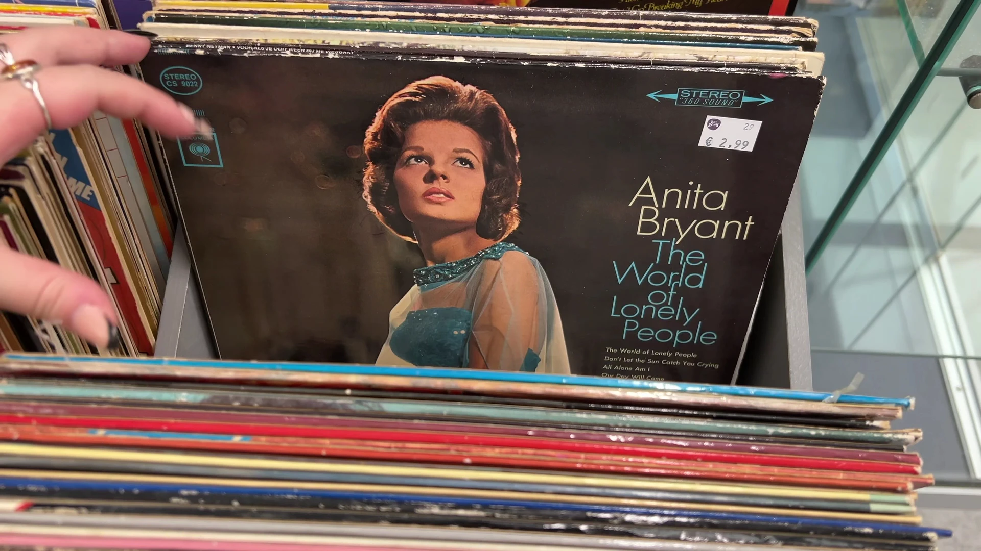 Vinyl LP van Anita Bryant 'The World of Lonely People' in een rekje tussen andere platen