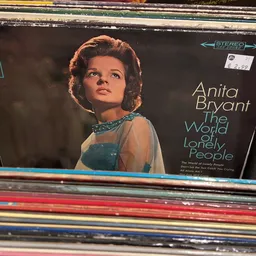 Vinyl LP van Anita Bryant 'The World of Lonely People' in een rekje tussen andere platen