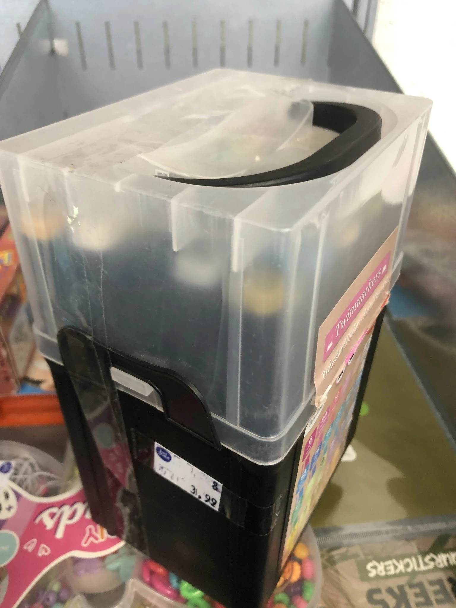Doorzichtige plastic opbergdoos of container met zwart deksel, gedeeltelijk gevuld met donkere vloeistof