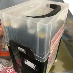 Doorzichtige plastic opbergdoos of container met zwart deksel, gedeeltelijk gevuld met donkere vloeistof