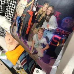 Groepsfoto van mensen bij wat lijkt een evenement of feest