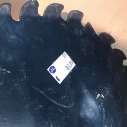Prijssticker met barcode op donker oppervlak