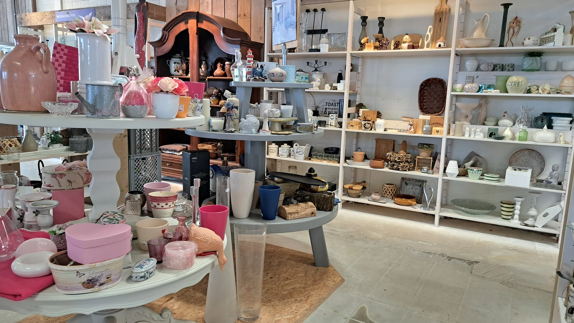 Winkelvloer met stellingen vol huishoudelijke artikelen, decoratie en gebruiksvoorwerpen