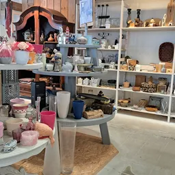 Winkelvloer met stellingen vol huishoudelijke artikelen, decoratie en gebruiksvoorwerpen