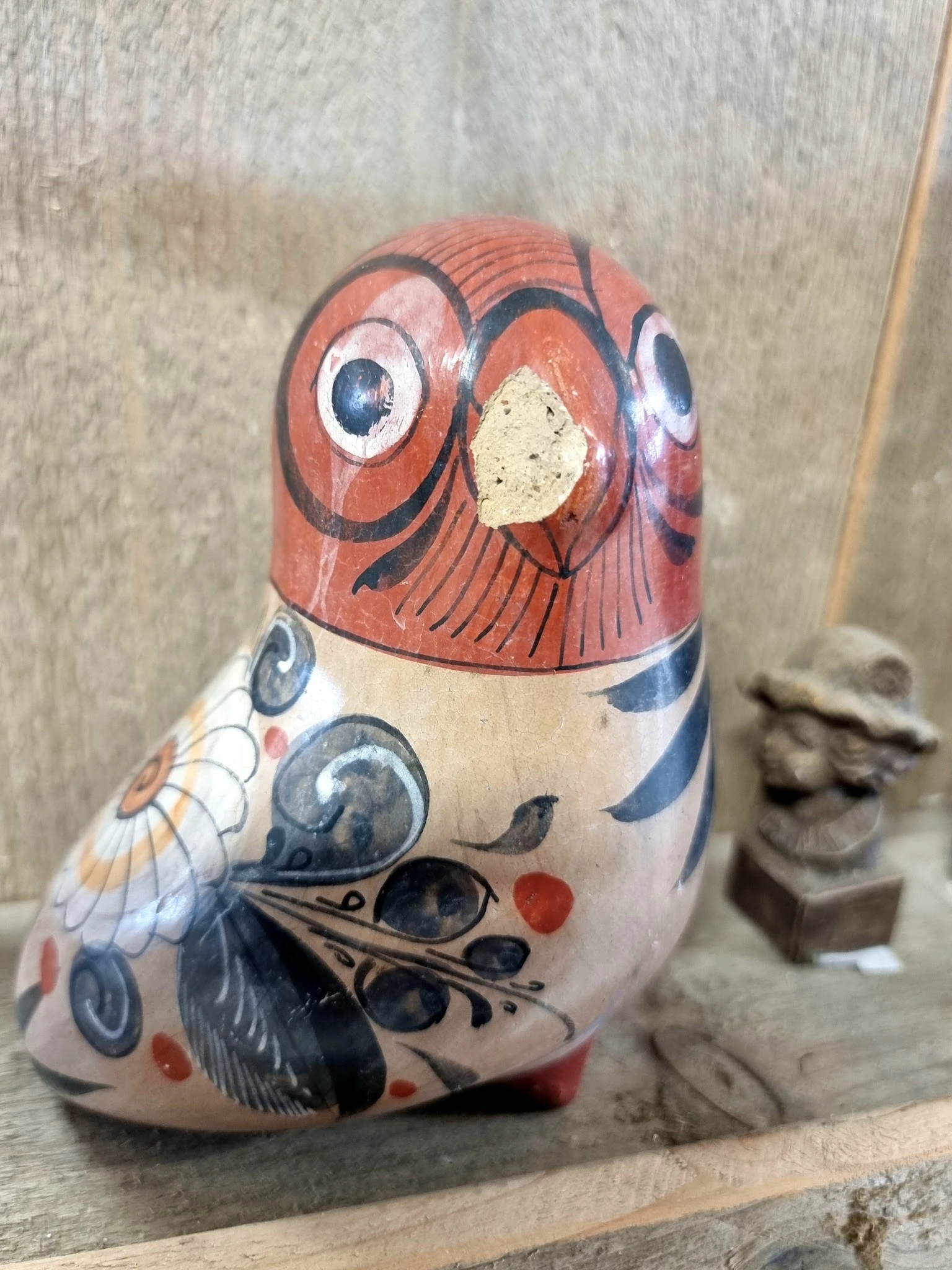 Houten nestpop in rood en wit met blauwe accenten en decoratieve details