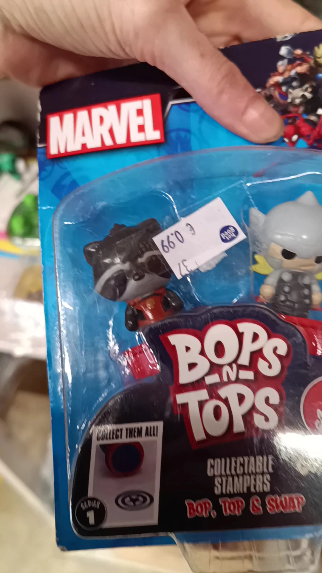 Close-up van een Funko Pop-figuur in verpakking met prijskaartje