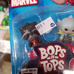 Close-up van een Funko Pop-figuur in verpakking met prijskaartje