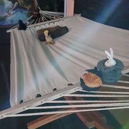 Hangmat met verschillende speelgoedartikelen en decoratieve items erop