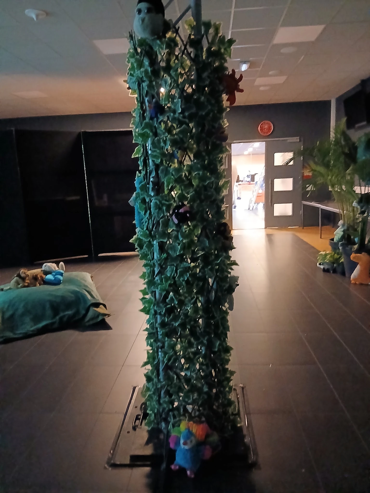 Winkelvloer met groene decoratieve zuilen en beddengoed op de vloer