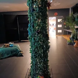 Winkelvloer met groene decoratieve zuilen en beddengoed op de vloer