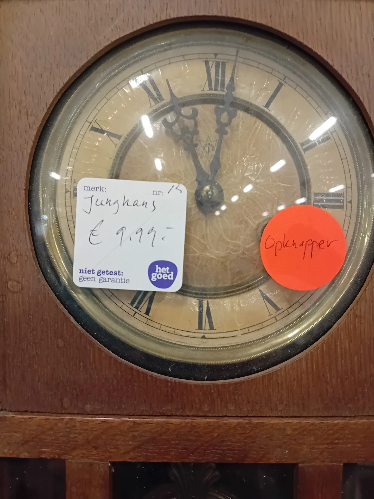 Wandklok met Junghans-merk en prijssticker van €9,99