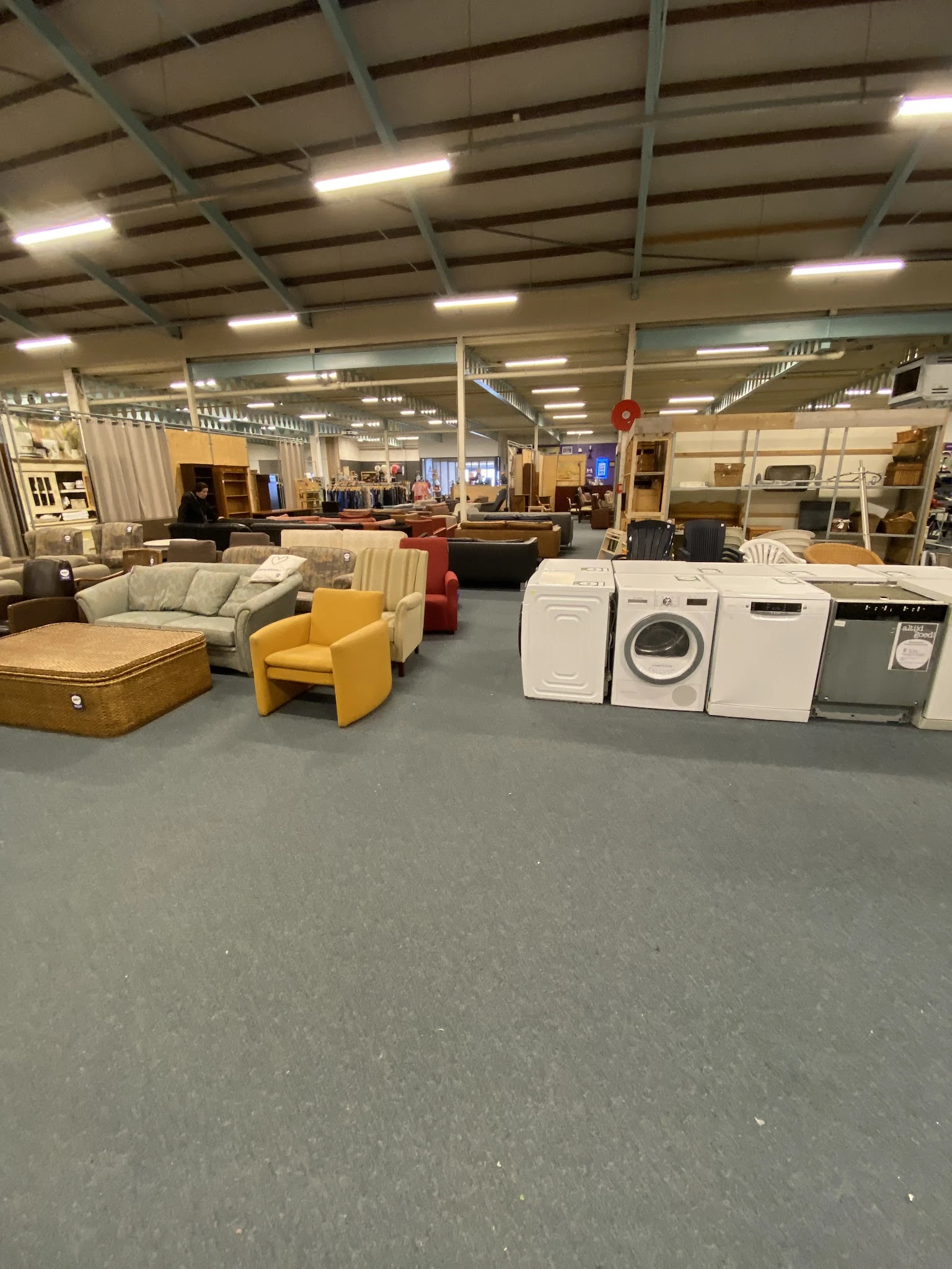 Winkelvloer met meubels, huishoudapparatuur en inrichting uitgestald