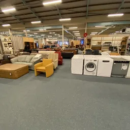 Winkelvloer met meubels, huishoudapparatuur en inrichting uitgestald