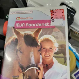 Boek 'Mijn Paardenstallen' van Paard & Pony met meisje en paard op de cover