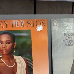 Vinyl LP's in kringloopwinkel, waaronder albums van Whitney Houston en Simon and Garfunkel