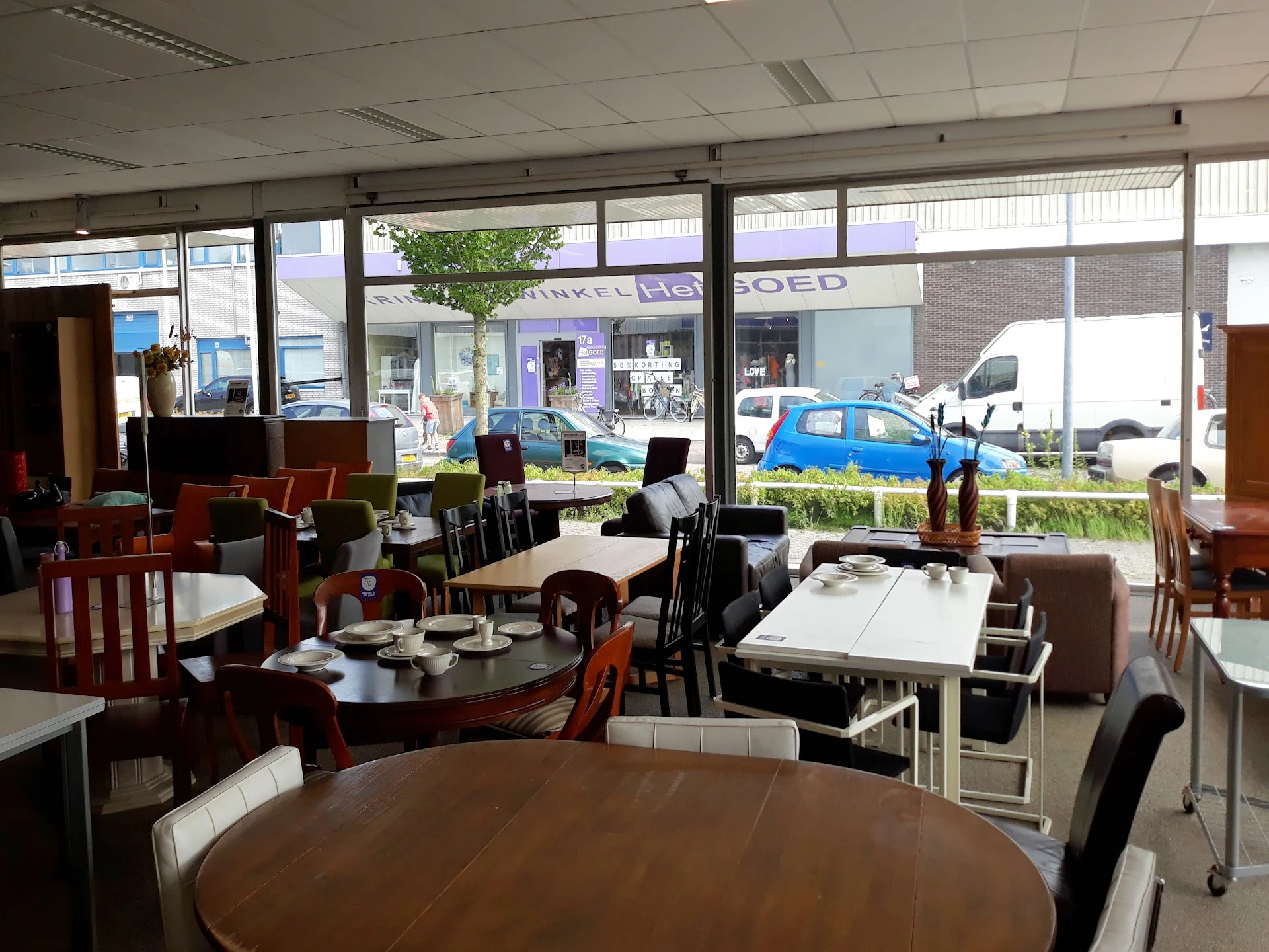 Kringloopwarenhuis Het Goed in Leidschendam met tweedehands boeken, elektronica en kleding