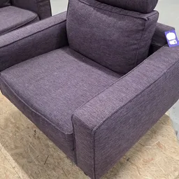 Paarse stofjes fauteuil met kussen en armsteunen, gezien vanaf bovenkant