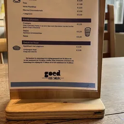 Menukaart met dranken en snacks, prijzen in euro's, logo 'goed van smaak' onderaan