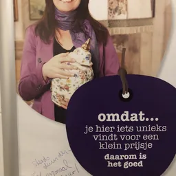 Afbeelding met tekst 'omdat... je hier iets unieks vindt voor een klein prijsje' met foto van zwangere vrouw