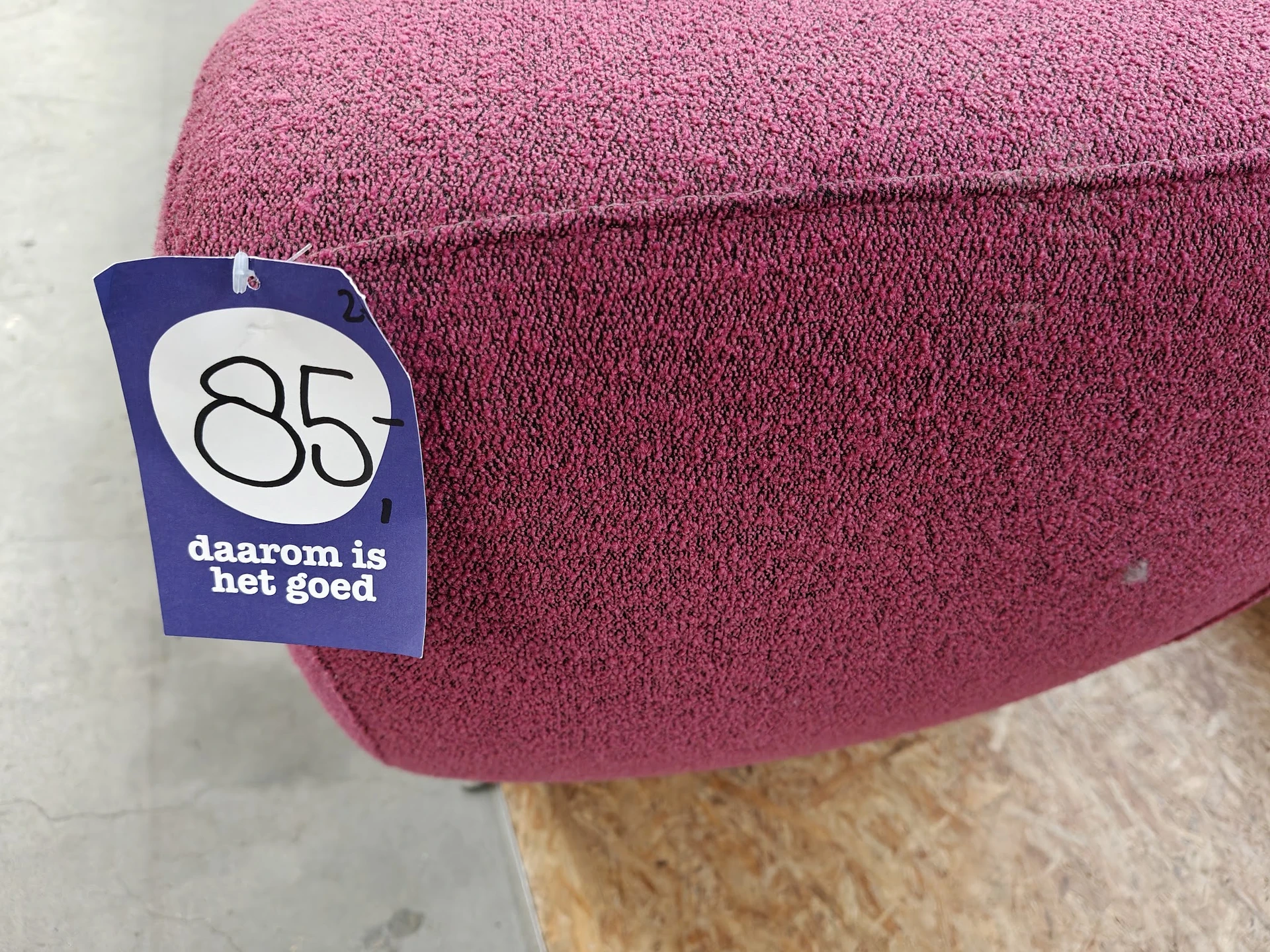 Roze/paarse wollen plaid of deken met een blauw prijskaartje van Het Goed erop