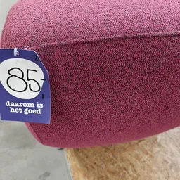 Roze/paarse wollen plaid of deken met een blauw prijskaartje van Het Goed erop