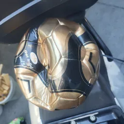 Gouden en zwarte gaming-muis in verpakking, close-up van het product