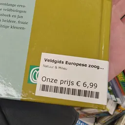 Prijssticker op geel boek met titel 'Veldgids Europese zoog...' en prijs €6,99