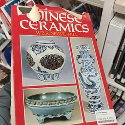 Boek over Chinese keramiek met afbeeldingen van decoratieve potten en schalen