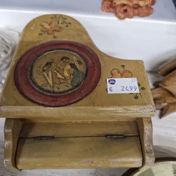 Houten decoratief object met rond medaillon met klassieke afbeelding en prijskaartje van 24,99 euro