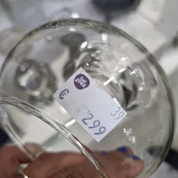Glazen pot met prijssticker waarop nummer 2.99 is geschreven