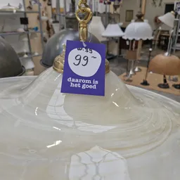Witte hanglamp met swirl-patroon, voorzien van een blauwe prijskaartje met '99¢' en winkellogo