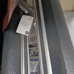 Prijskaartje met handgeschreven bedrag 1999 op kringloopwinkelproduct