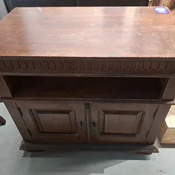 Donkerbruin houten dressoir met open legvak en twee deuren met panelen