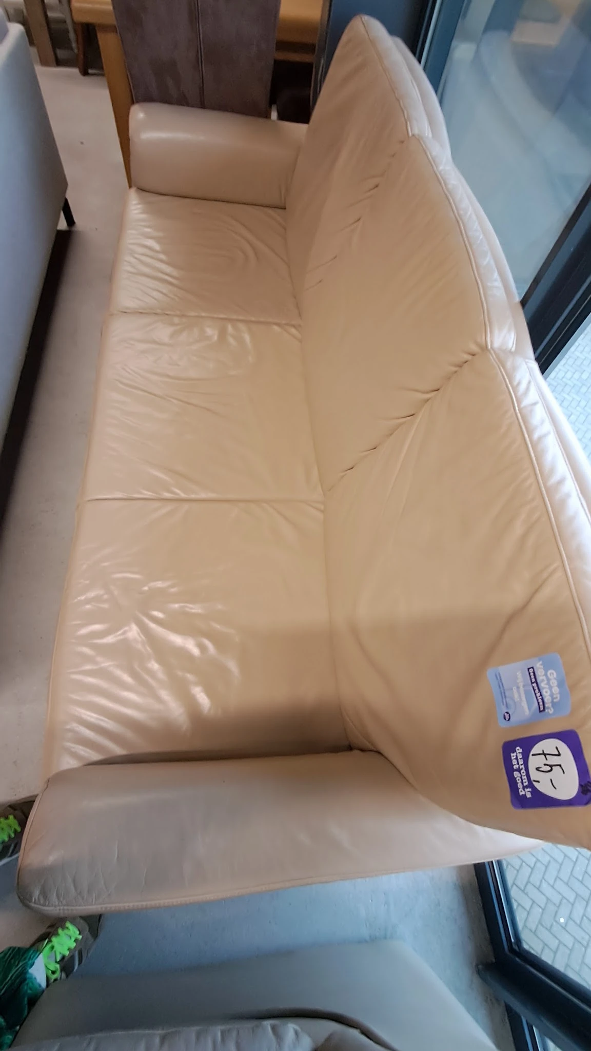 Close-up van een beige matras of matraskussen met plastic verpakking en etiket