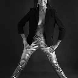 Zwart-witfoto van een persoon in provocatieve pose met blote torso