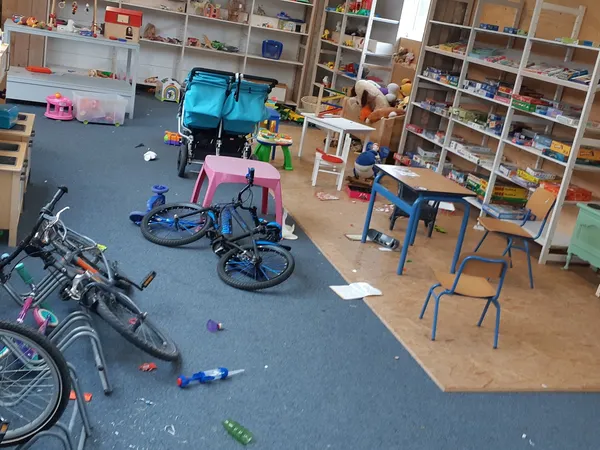 Winkelvloer met fietsen, kindervoertuigen, speelgoed en stellingen met diverse spullen
