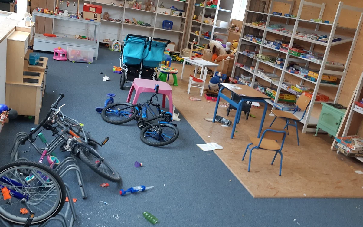 Winkelvloer met fietsen, kindervoertuigen, speelgoed en stellingen met diverse spullen