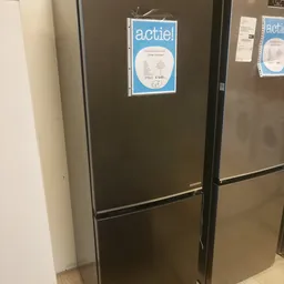 Zwarte koelkast met vrieszervaring onderaan, met prijskaartje op deur