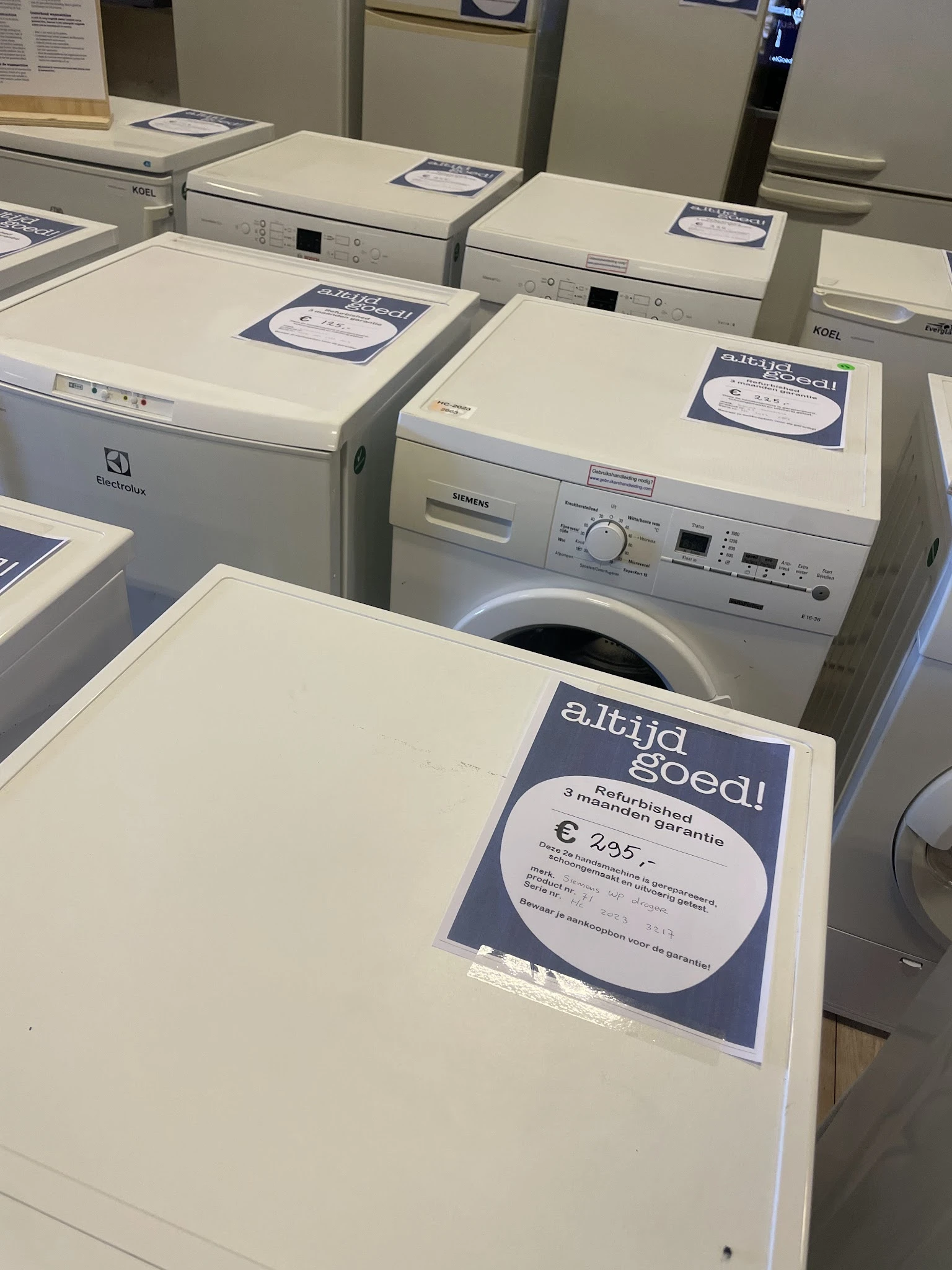 Wasmachines uitgestald in de winkel met prijskaartjes